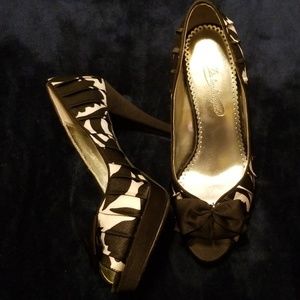 Clip on bow peep toe pumps.